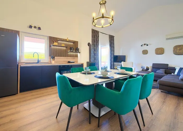 Two Bedroom With Terrace And Sea View *