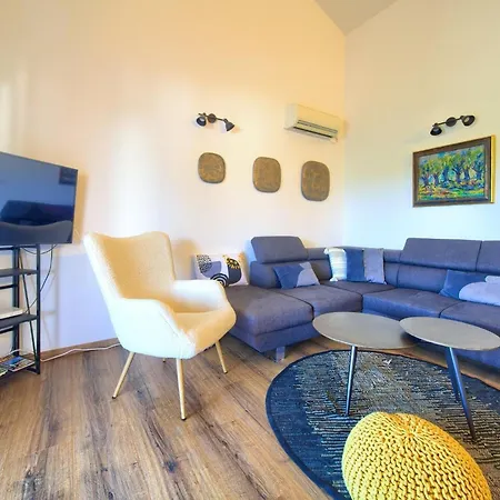 Two Bedroom With Terrace And Sea View Appartement *