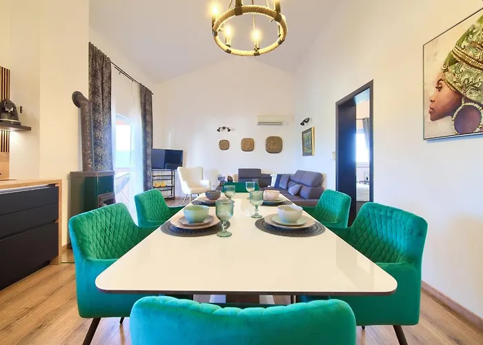Two Bedroom With Terrace And Sea View Daire Kornić